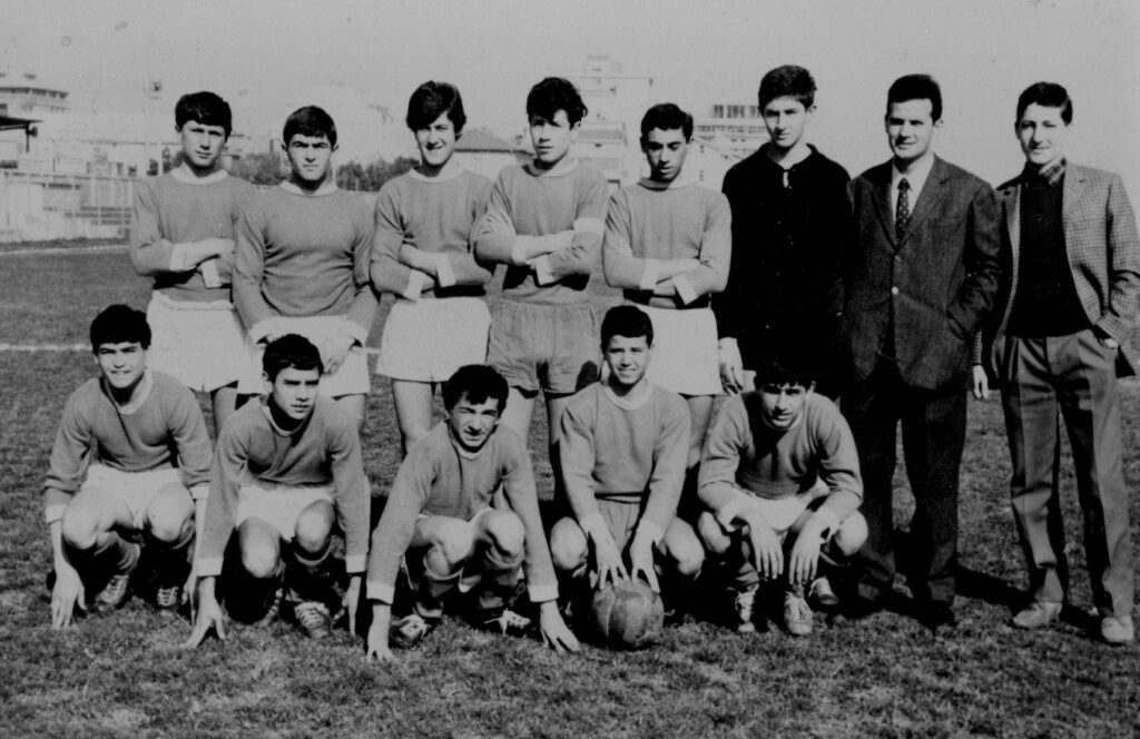  S.Crispino :Angelo Castronaro il primo in piedi da sinistra.