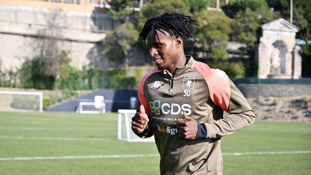 David Ankeye corre in allenamento con la maglia del Genoa numero 30, sul campo con lo sponsor CDS ben visibile.