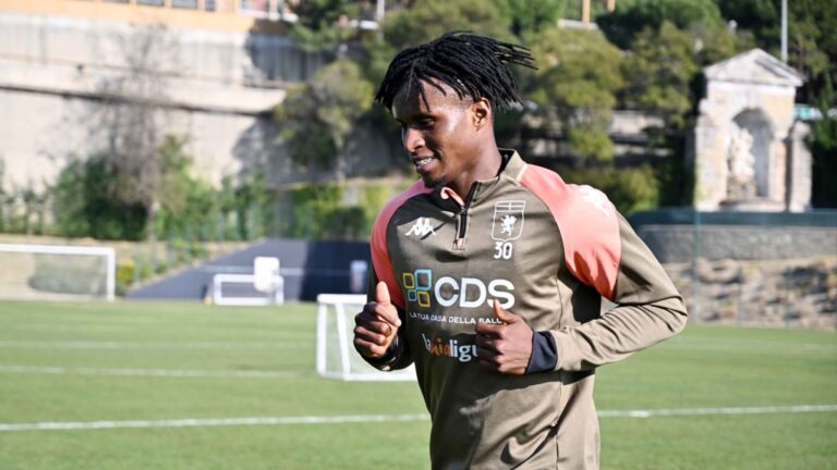 David Ankeye corre in allenamento con la maglia del Genoa numero 30, sul campo con lo sponsor CDS ben visibile.