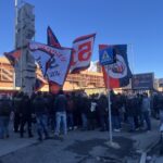 Davanti allo stadio di Genova, un gruppo di tifosi rossoblù si raccoglie con bandiere per il ricordo di Claudio Spagnolo, detto Spagna.