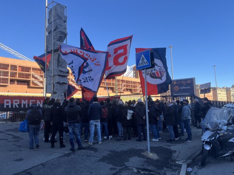 Davanti allo stadio di Genova, un gruppo di tifosi rossoblù si raccoglie con bandiere per il ricordo di Claudio Spagnolo, detto Spagna.