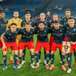 Il Genoa posa in formazione allo stadio Olimpico di Roma, con maglie blu scure e pantaloncini rossi, prima della sfida contro la Lazio in Serie A.