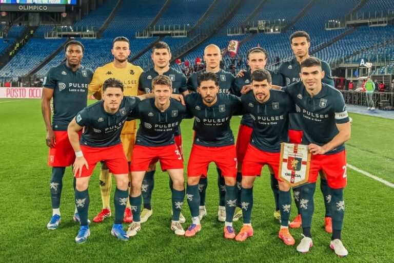 Il Genoa posa in formazione allo stadio Olimpico di Roma, con maglie blu scure e pantaloncini rossi, prima della sfida contro la Lazio in Serie A.