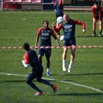Durante l'allenamento del Genoa, alcuni giocatori rossoblù si esercitano nei duelli aerei in vista della sfida di Cremona allo stadio Giovanni Zini.