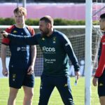 Durante l'allenamento del Genoa a Pegli, Daniele De Rossi indica una svolta tattica a due giocatori davanti alla porta in vista della sfida col Torino.