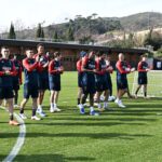 I giocatori del Genoa applaudono al centro sportivo Gianluca Signorini di Pegli durante l'allenamento a porte aperte di De Rossi, tra cori e sostegno.