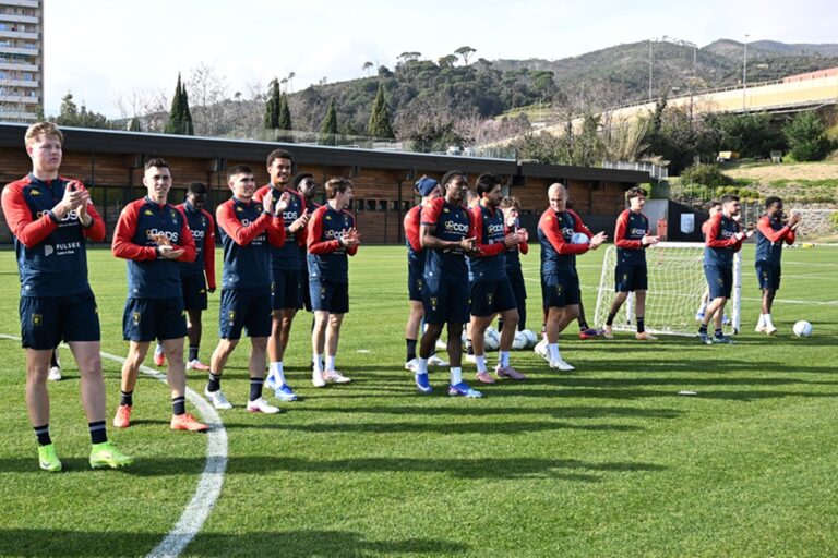 I giocatori del Genoa applaudono al centro sportivo Gianluca Signorini di Pegli durante l'allenamento a porte aperte di De Rossi, tra cori e sostegno.