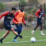 Al Signorini di Pegli, Alexsandro Amorim si allena con il Genoa in una sessione sul campo, tra corsa, tiro e compagni con pettorina.