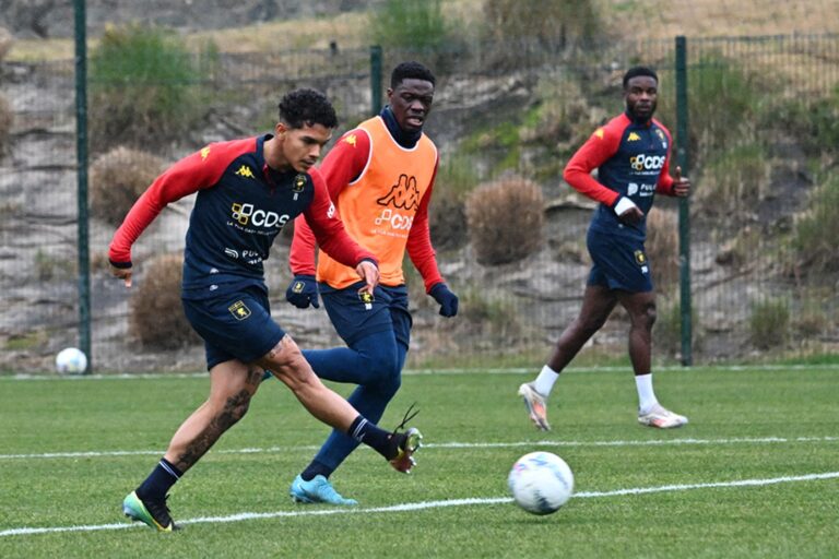 Al Signorini di Pegli, Alexsandro Amorim si allena con il Genoa in una sessione sul campo, tra corsa, tiro e compagni con pettorina.