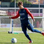 Tommaso Baldanzi si allena al Signorini con il Genoa, tra esercizi col pallone e la preparazione alla sfida di domenica contro il Torino.
