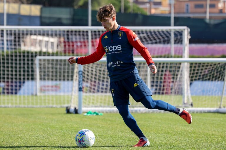 Tommaso Baldanzi si allena al Signorini con il Genoa, tra esercizi col pallone e la preparazione alla sfida di domenica contro il Torino.
