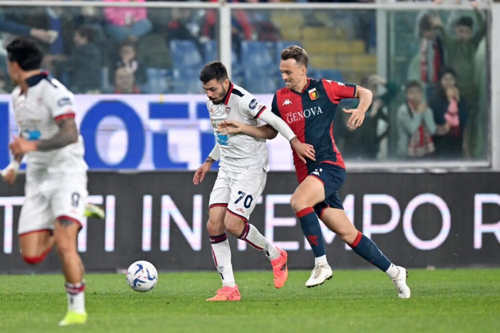 Emil Bohinen del Genoa insegue il pallone mentre un avversario del Venezia lo pressa durante una sfida di campionato sul prato dello stadio.