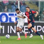 Emil Bohinen del Genoa insegue il pallone mentre un avversario del Venezia lo pressa durante una sfida di campionato sul prato dello stadio.