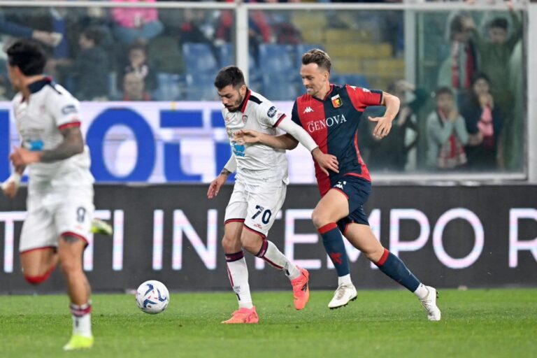 Emil Bohinen del Genoa insegue il pallone mentre un avversario del Venezia lo pressa durante una sfida di campionato sul prato dello stadio.
