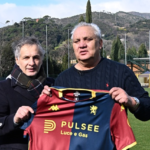 Cláudio Branco e Mario Bortolazzi sorridono al Signorini con la maglia rossoblù del Genoa, durante la visita di Branco alla squadra.