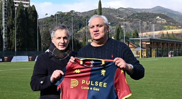 Cláudio Branco e Mario Bortolazzi sorridono al Signorini con la maglia rossoblù del Genoa, durante la visita di Branco alla squadra.