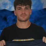Sullo sfondo blu dello stadio, Gabriele Calvani mostra la maglia del Genoa nel profilo dedicato ai Grifoncini in prestito della settimana.