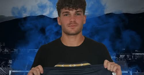 Sullo sfondo blu dello stadio, Gabriele Calvani mostra la maglia del Genoa nel profilo dedicato ai Grifoncini in prestito della settimana.
