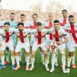 La Cremonese posa allo Zini dopo lo 0-0 contro il Genoa, con maglie biancorosse e sponsor PULSEE ben visibili davanti al pubblico.