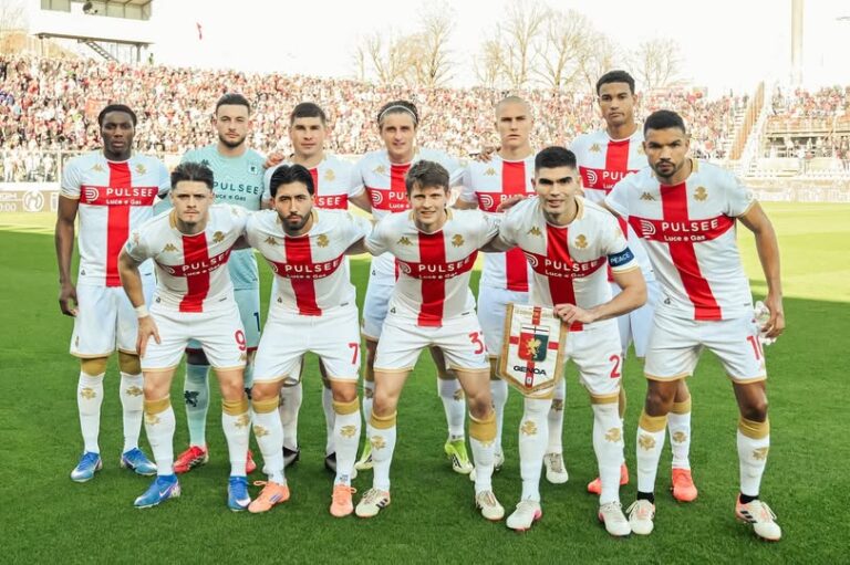 La Cremonese posa allo Zini dopo lo 0-0 contro il Genoa, con maglie biancorosse e sponsor PULSEE ben visibili davanti al pubblico.