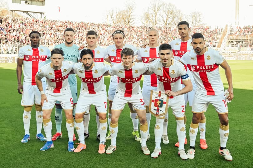 La Cremonese posa allo Zini dopo lo 0-0 contro il Genoa, con maglie biancorosse e sponsor PULSEE ben visibili davanti al pubblico.