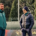 Durante l’allenamento del Genoa in vista di Cremona, Daniele De Rossi parla con Mario Bortolazzi a bordocampo, tra esercizi e preparazione.