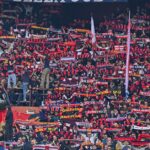 Tifosi del Genoa nella Gradinata Nord sventolano sciarpe rossoblù e cantano prima della sfida con l'Inter allo stadio Meazza.