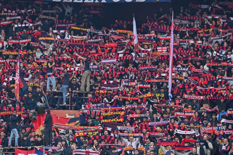 Tifosi del Genoa nella Gradinata Nord sventolano sciarpe rossoblù e cantano prima della sfida con l'Inter allo stadio Meazza.
