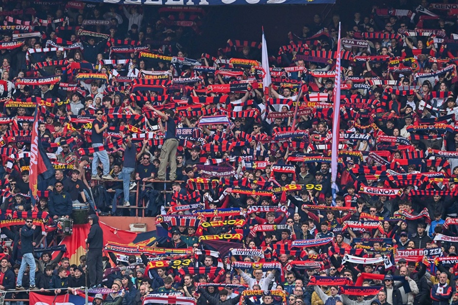 Tifosi del Genoa nella Gradinata Nord sventolano sciarpe rossoblù e cantano prima della sfida con l'Inter allo stadio Meazza.