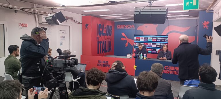 Durante la conferenza stampa del Genoa, De Rossi risponde alle domande dopo la vittoria sul Torino nella sala media rossoblù.