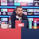 Con il Napoli sullo sfondo, Daniele De Rossi parla in conferenza stampa dopo la sconfitta del Genoa e critica il VAR davanti ai microfoni.