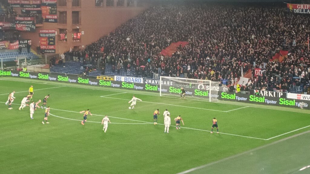 Al 92′ Hojlund trasforma il rigore che decide Genoa-Napoli al Ferraris, con il pubblico di Marassi in festa e i rossoblù beffati nel recupero finale.