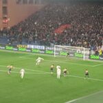 Al 92′ Hojlund trasforma il rigore che decide Genoa-Napoli al Ferraris, con il pubblico di Marassi in festa e i rossoblù beffati nel recupero finale.
