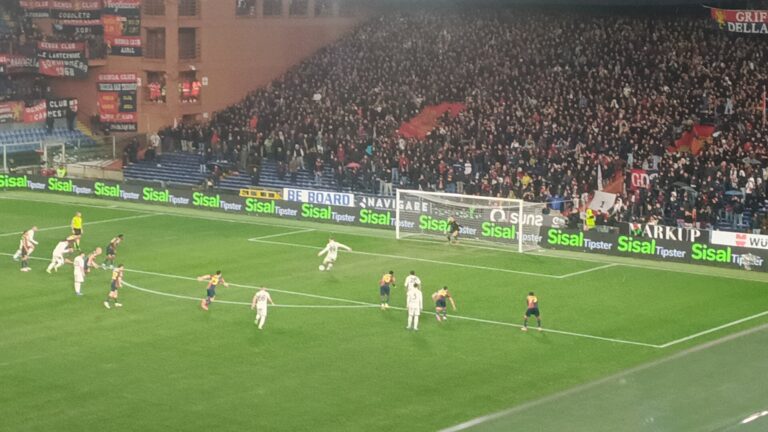Al 92′ Hojlund trasforma il rigore che decide Genoa-Napoli al Ferraris, con il pubblico di Marassi in festa e i rossoblù beffati nel recupero finale.