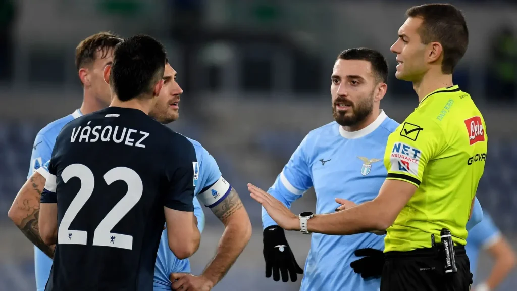 Durante Lazio-Genoa, l’arbitro discute con i giocatori biancocelesti e con Vázquez del Genoa mentre si parla di rigori e fallo di mano.
