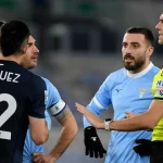 Durante Lazio-Genoa, l’arbitro discute con i giocatori biancocelesti e con Vázquez del Genoa mentre si parla di rigori e fallo di mano.