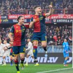 Ruslan Malinovskyi esulta dopo il gol del Genoa contro il Napoli, con i compagni in rossoblù sotto la Gradinata in festa al Ferraris.