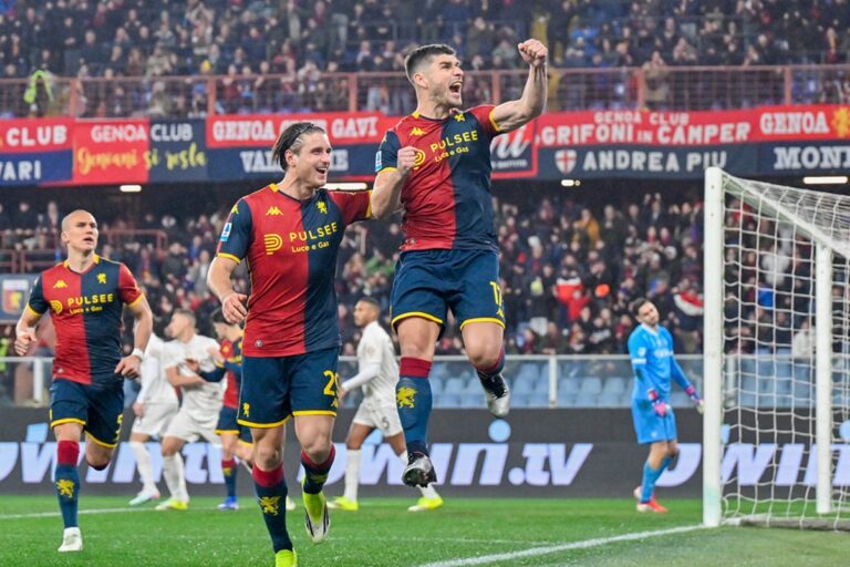 Ruslan Malinovskyi esulta dopo il gol del Genoa contro il Napoli, con i compagni in rossoblù sotto la Gradinata in festa al Ferraris.
