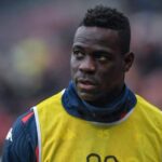 Durante l'allenamento, Mario Balotelli osserva il campo con la pettorina gialla sopra la maglia blu, nel ritorno al gol con l'Al-Ittifaq saudita.