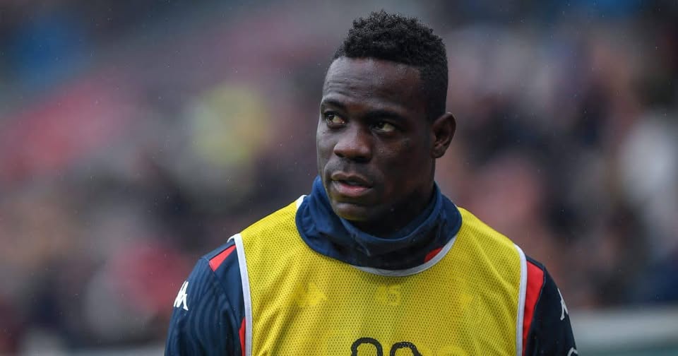Durante l'allenamento, Mario Balotelli osserva il campo con la pettorina gialla sopra la maglia blu, nel ritorno al gol con l'Al-Ittifaq saudita.