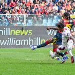 Nel Genoa – Torino di Campionato 2025/2026, Norton-Cuffy anticipa un avversario granata mentre il pallone scorre nell'area davanti alla curva gremita.