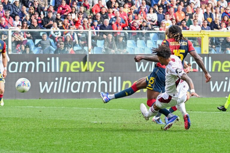Nel Genoa – Torino di Campionato 2025/2026, Norton-Cuffy anticipa un avversario granata mentre il pallone scorre nell'area davanti alla curva gremita.