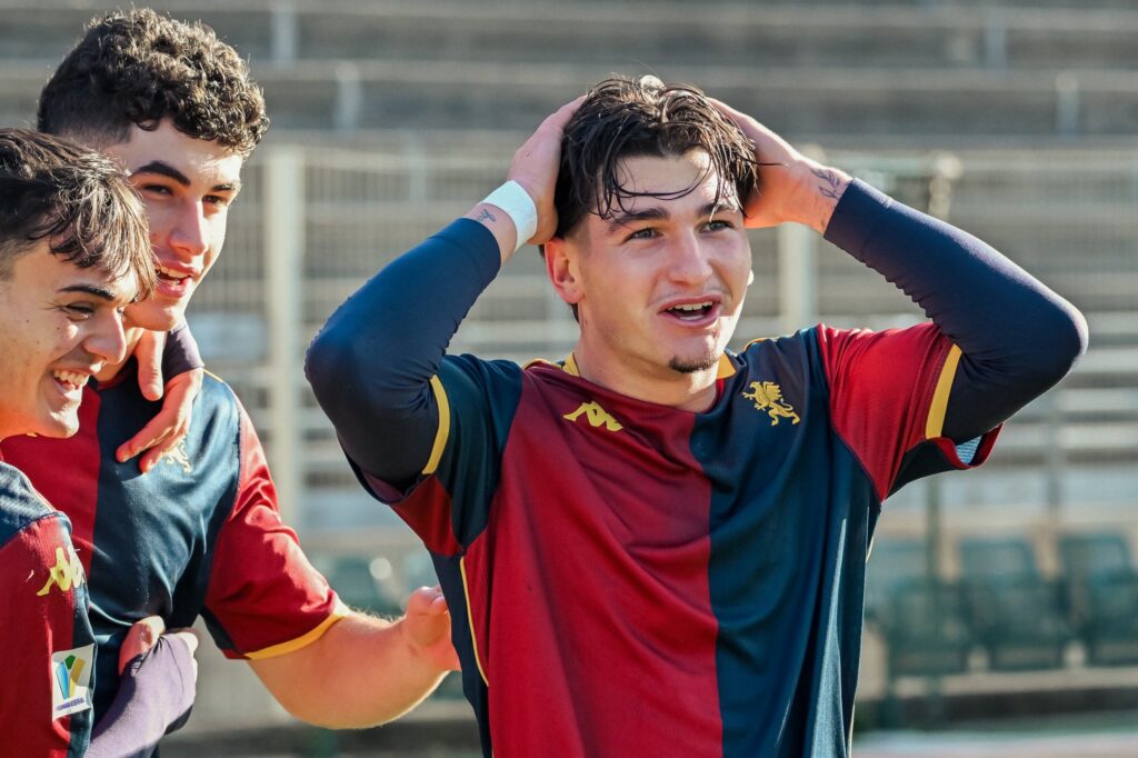 I giovani del Genoa Primavera reagiscono con gesti di stupore e sollievo dopo la sfida alla Sciorba contro il Cagliari, in una partita terminata 2-2.