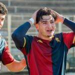 I giovani del Genoa Primavera reagiscono con gesti di stupore e sollievo dopo la sfida alla Sciorba contro il Cagliari, in una partita terminata 2-2.