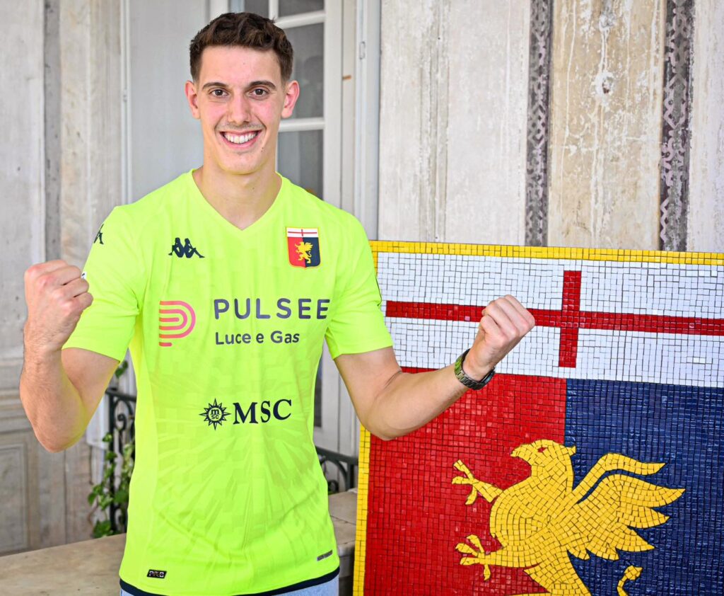 Nel focus su I Grifoncini in prestito, Franz Stolz sorride con la maglia del Genoa verde acceso e celebra davanti allo stemma rossoblù.