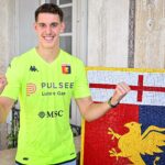 Nel focus su I Grifoncini in prestito, Franz Stolz sorride con la maglia del Genoa verde acceso e celebra davanti allo stemma rossoblù.