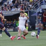 Lorenzo Venturino del Genoa in azione contro il Bologna nella rubrica I Grifoncini in prestito, mentre prova a controllare il pallone in campionato.