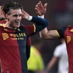 Lorenzo Colombo del Genoa esulta in campo per Inter-Genoa, con la maglia rossoblù e il richiamo a San Siro nel match di campionato.