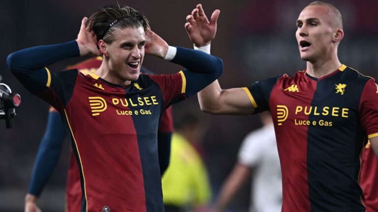 Lorenzo Colombo del Genoa esulta in campo per Inter-Genoa, con la maglia rossoblù e il richiamo a San Siro nel match di campionato.