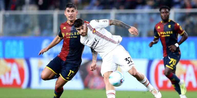 Nel confronto Cremonese-Genoa di Serie A, un giocatore rossoblù pressa un avversario grigiorosso durante lo scontro salvezza allo Zini.